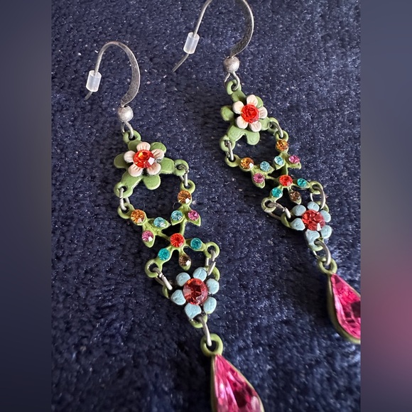 Beautiful vintage vibe classic drop earrings.  💚💗 - Picture 3 of 10